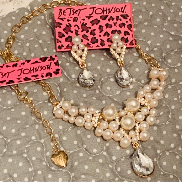 BETSEY JOHNSON Pearls & Rhinestones Jewelry Set